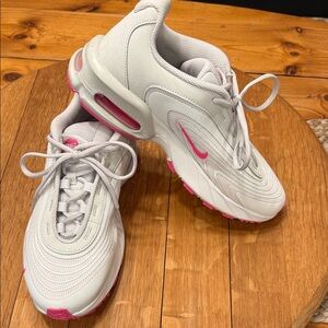 Nike Air Max Nuaxis Women’s 10 White Pink Running Shoes Sneakers